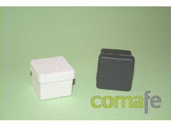 Contera plast.cuad.negra 25x25